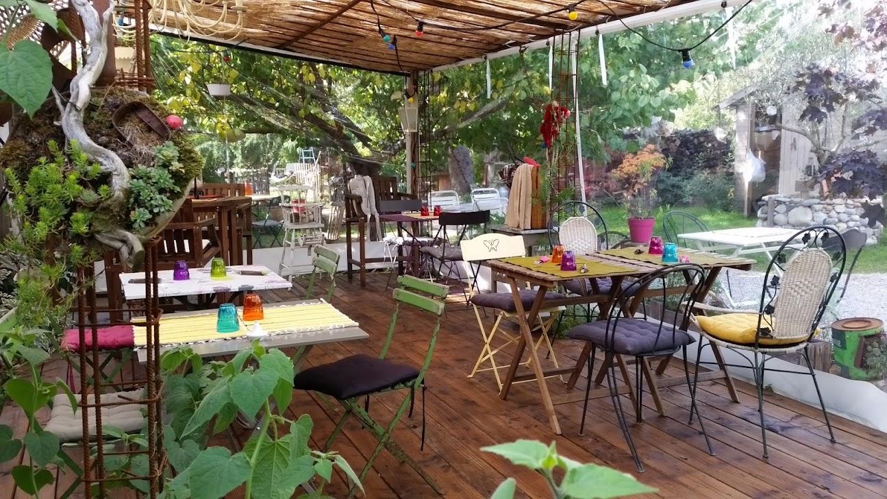 Photo de Aux 2 Moiselles - Restaurant dans un jardin