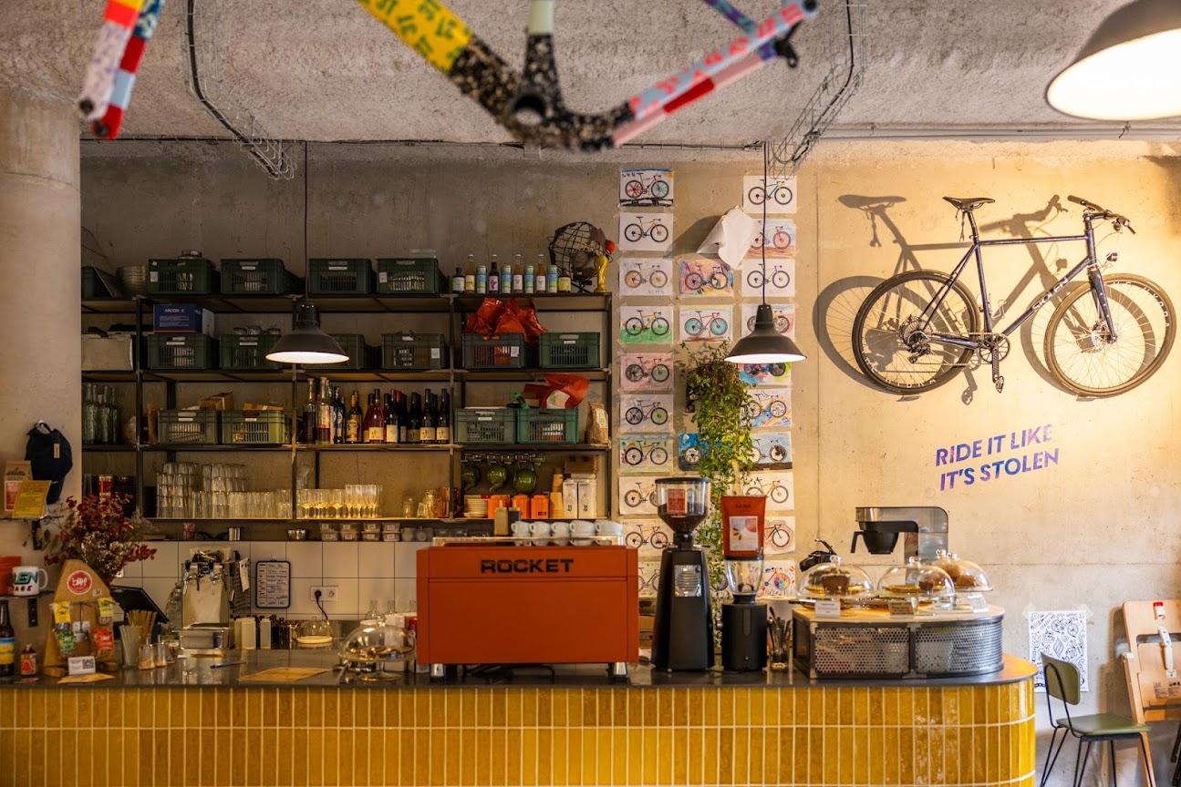 Photo de STOLEN GARAGE - CAFÉ VÉLO